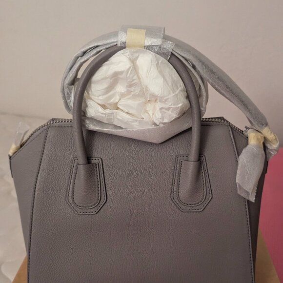 Givenchy Small Antigona bag in grained leather - Picture 6 of 11